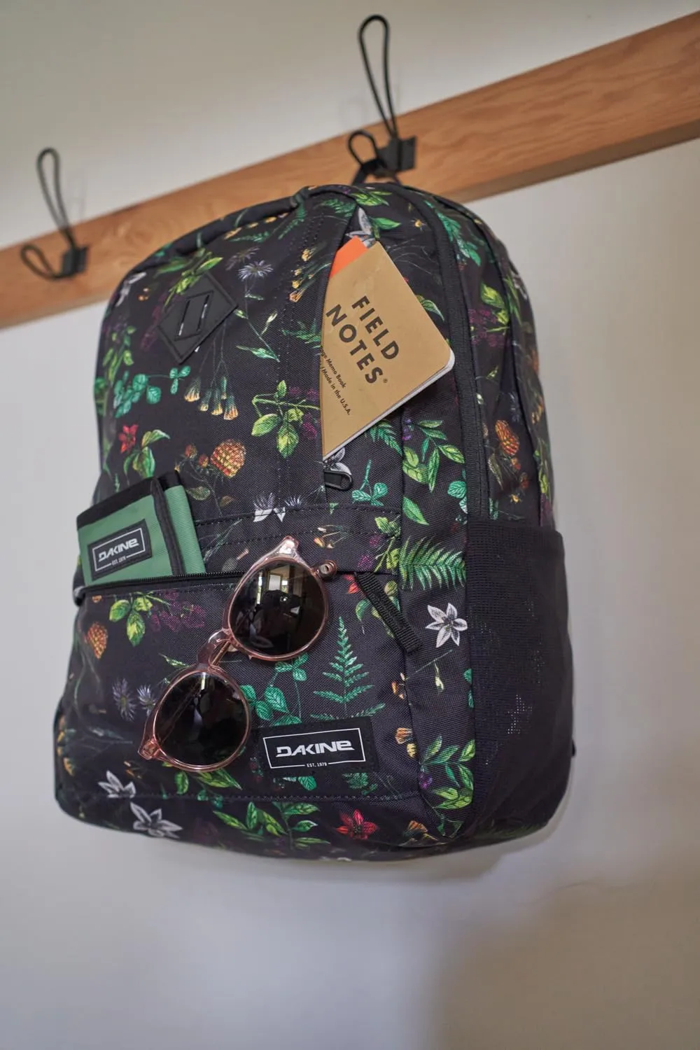 Dakine Essentials Pack 22L - Solstice Floral, One Size